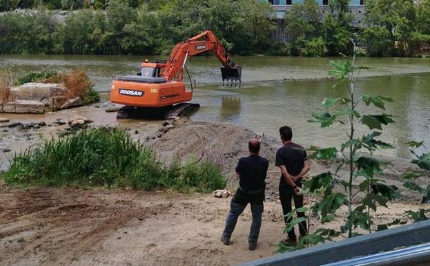 Comienzo de las obras en las aceñas, al lado del Puente Mayor. :