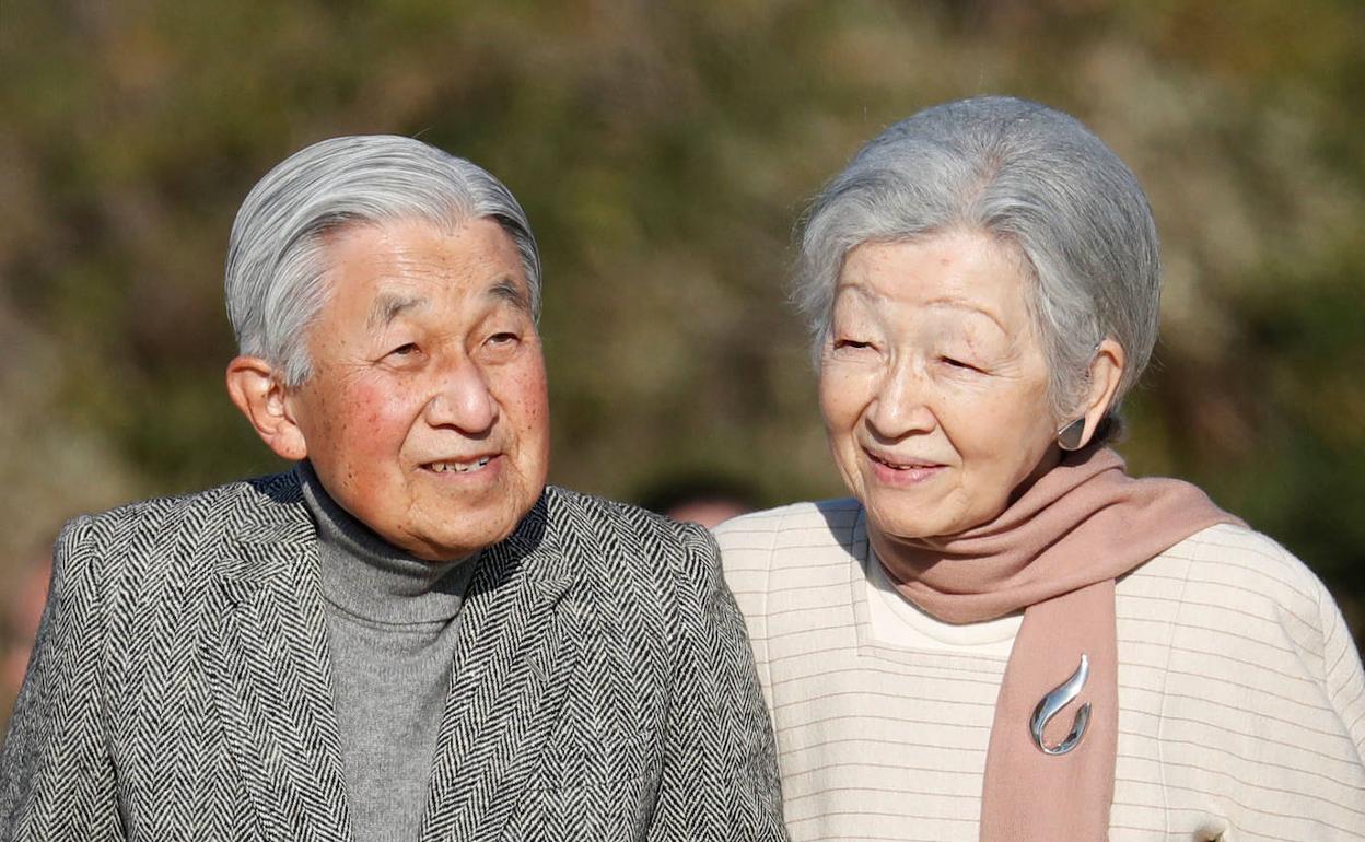 El emperado Akihito y la emperatiz Michiko, en una imagen de archivo.