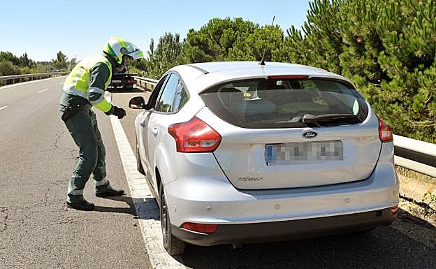 Un agente de la Guardia Civil realiza un control rutinario de tráfico en una vía de la provincia. 
