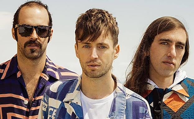 Crystal Fiahters, con Sebastian Pringle en el centro, en una imagen promocional de la banda.