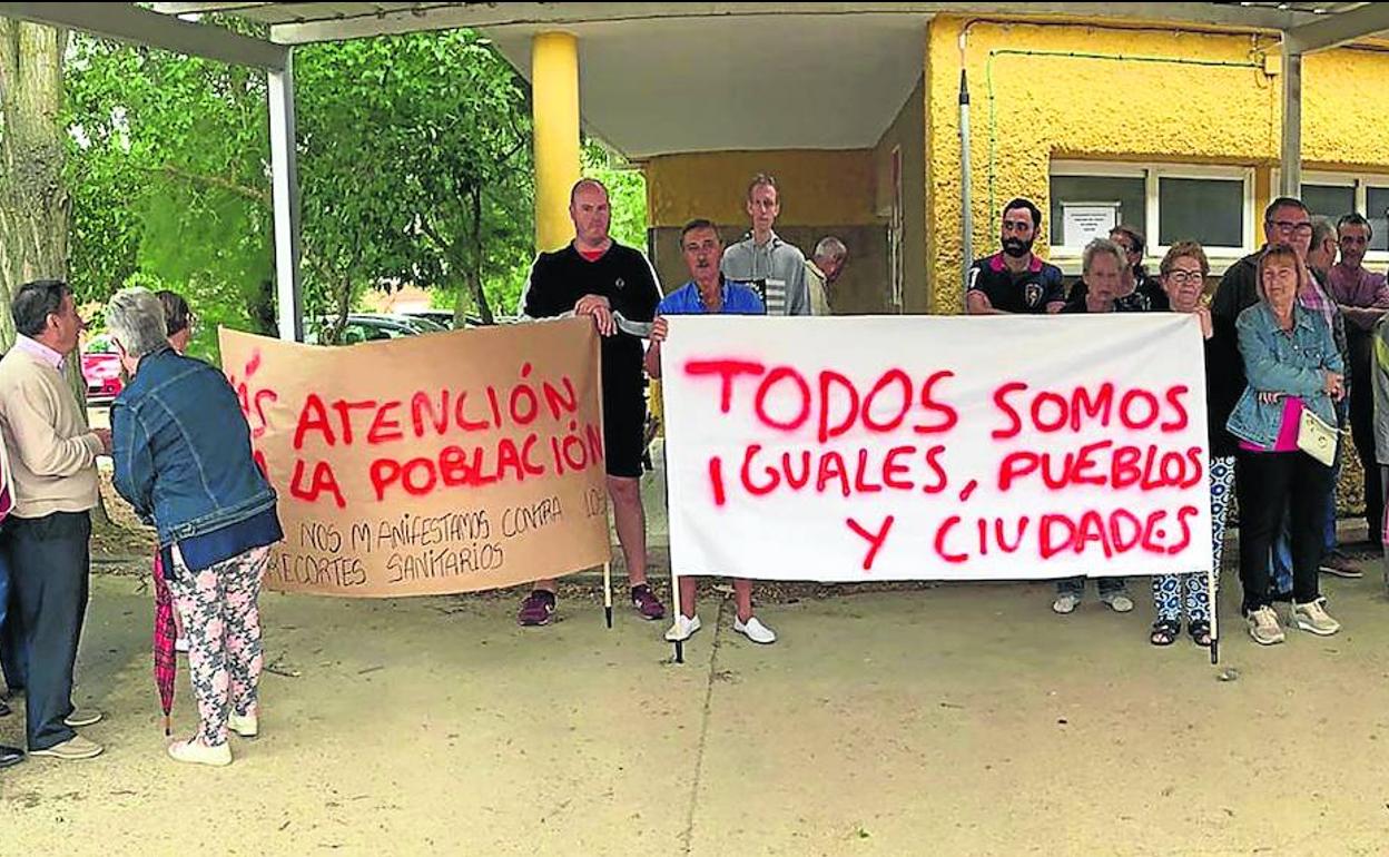 Vecinos de Barcial de la Loma sostienen pancartas