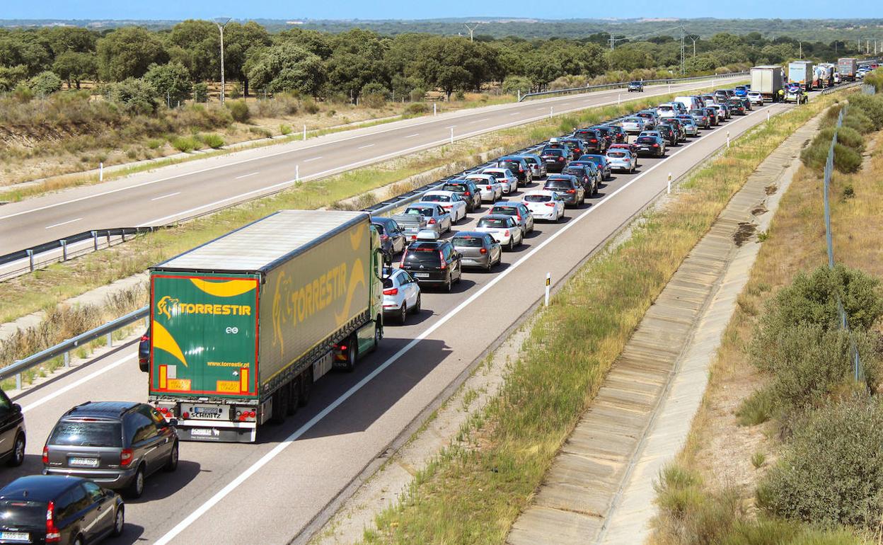 Retenciones de varios kilometros en la A-62, en la frontera de Fuentes de Oñoro.
