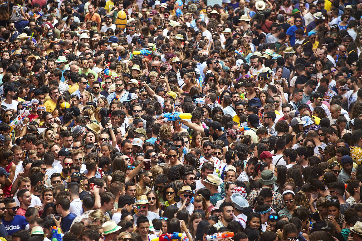 Fotos: La lluvia no puede con la jornada del viernes del Sonorama 2019, 2 de 6