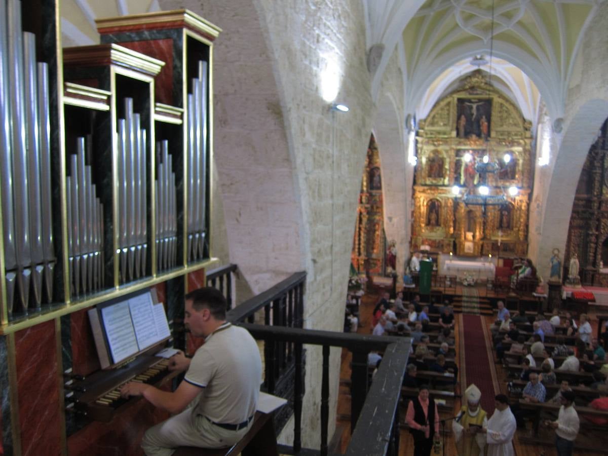 La música de órgano volvió a sonar en la iglesia parroquial de la localidad después de décadas |El obispo auxiliar de Valladolid, Luis Argüello, bendijo el nuevo instrumento