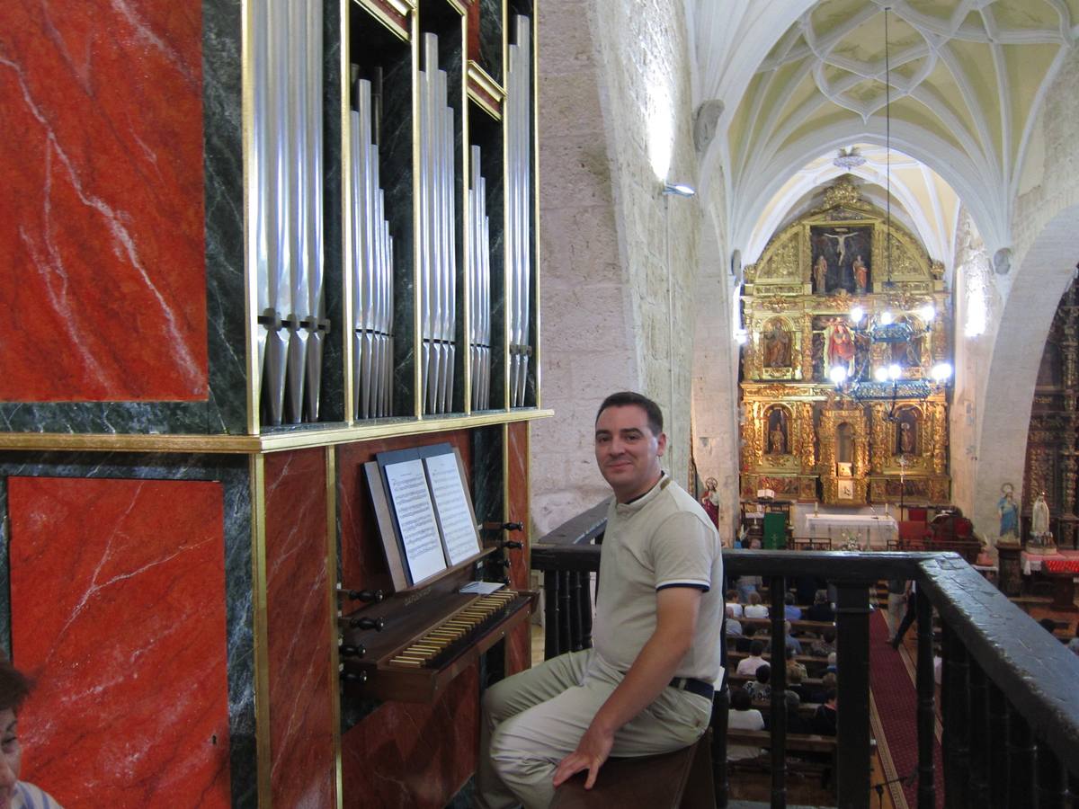 La música de órgano volvió a sonar en la iglesia parroquial de la localidad después de décadas |El obispo auxiliar de Valladolid, Luis Argüello, bendijo el nuevo instrumento