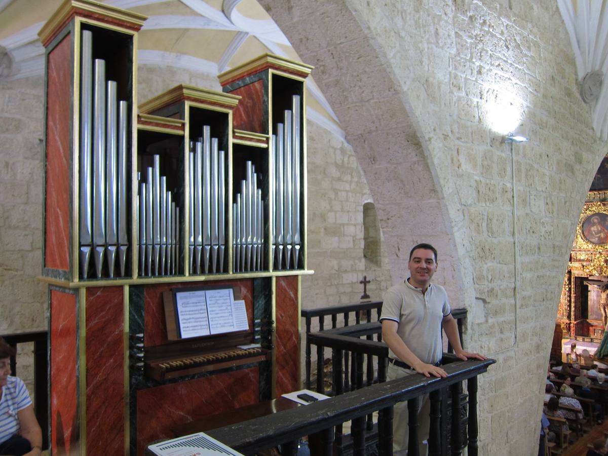 La música de órgano volvió a sonar en la iglesia parroquial de la localidad después de décadas |El obispo auxiliar de Valladolid, Luis Argüello, bendijo el nuevo instrumento