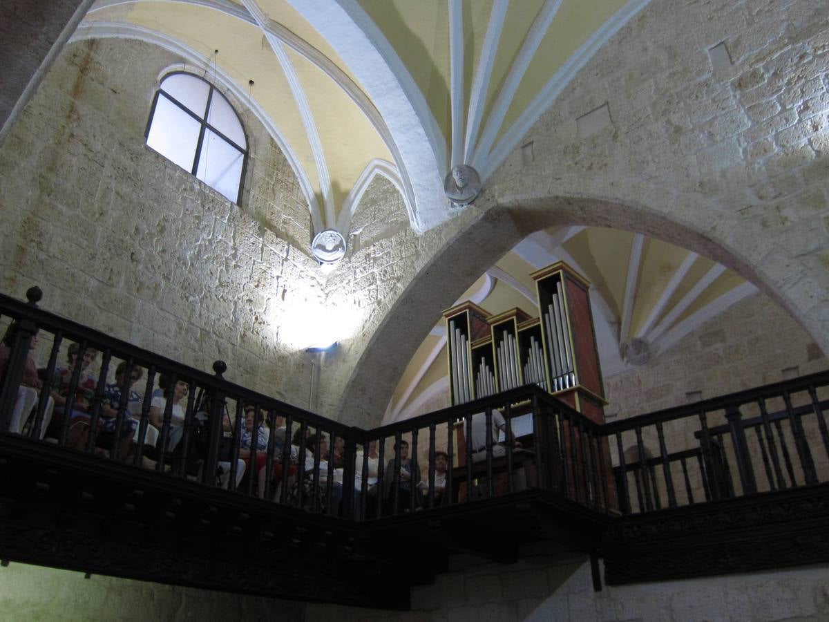 La música de órgano volvió a sonar en la iglesia parroquial de la localidad después de décadas |El obispo auxiliar de Valladolid, Luis Argüello, bendijo el nuevo instrumento