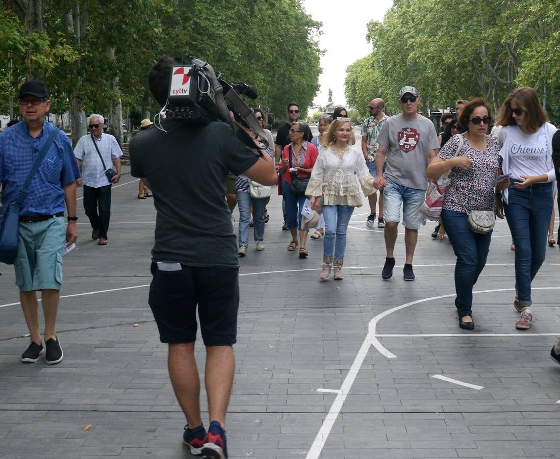 Una visita turística guiada organizada por el Ayuntamiento dentro de su iniciativa 'Paseos de Verano' para concocer la importancia que el séptimo arte tiene en la capital del Pisuerga