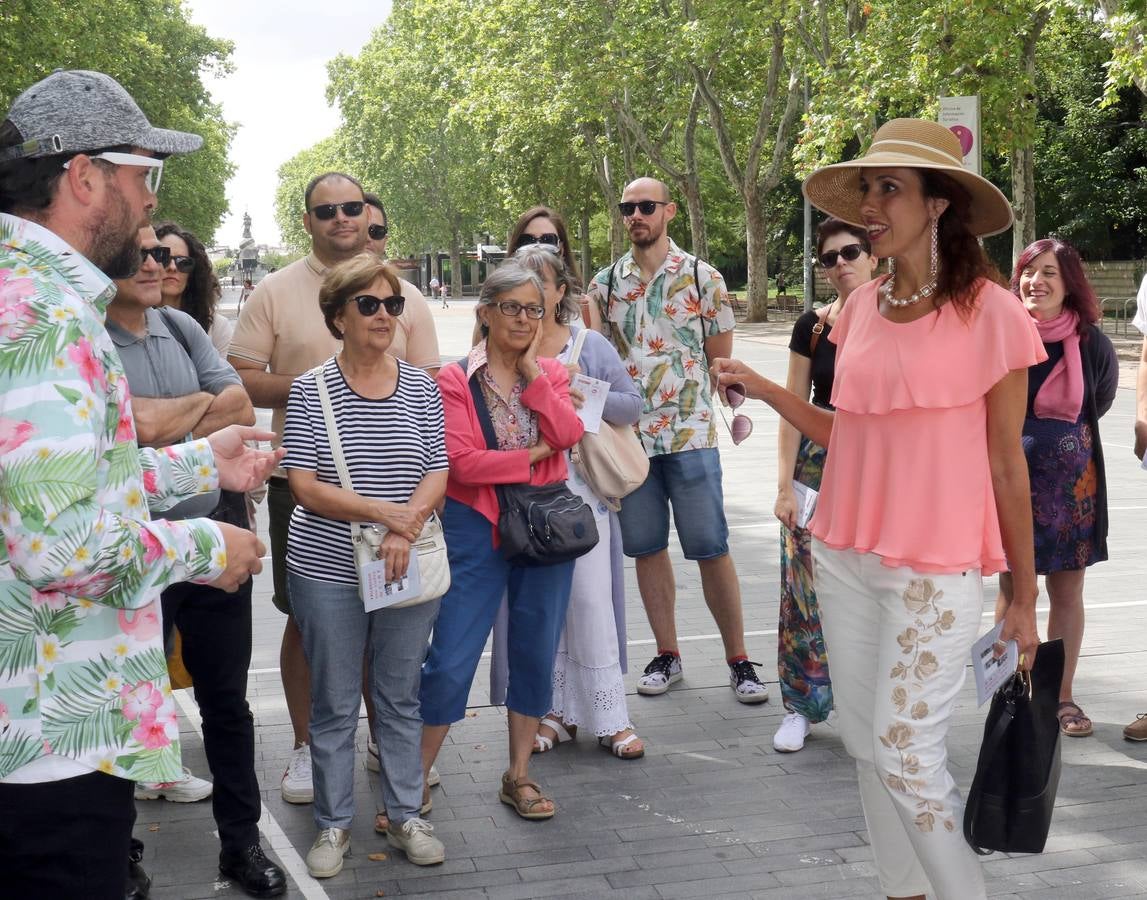 Una visita turística guiada organizada por el Ayuntamiento dentro de su iniciativa 'Paseos de Verano' para concocer la importancia que el séptimo arte tiene en la capital del Pisuerga