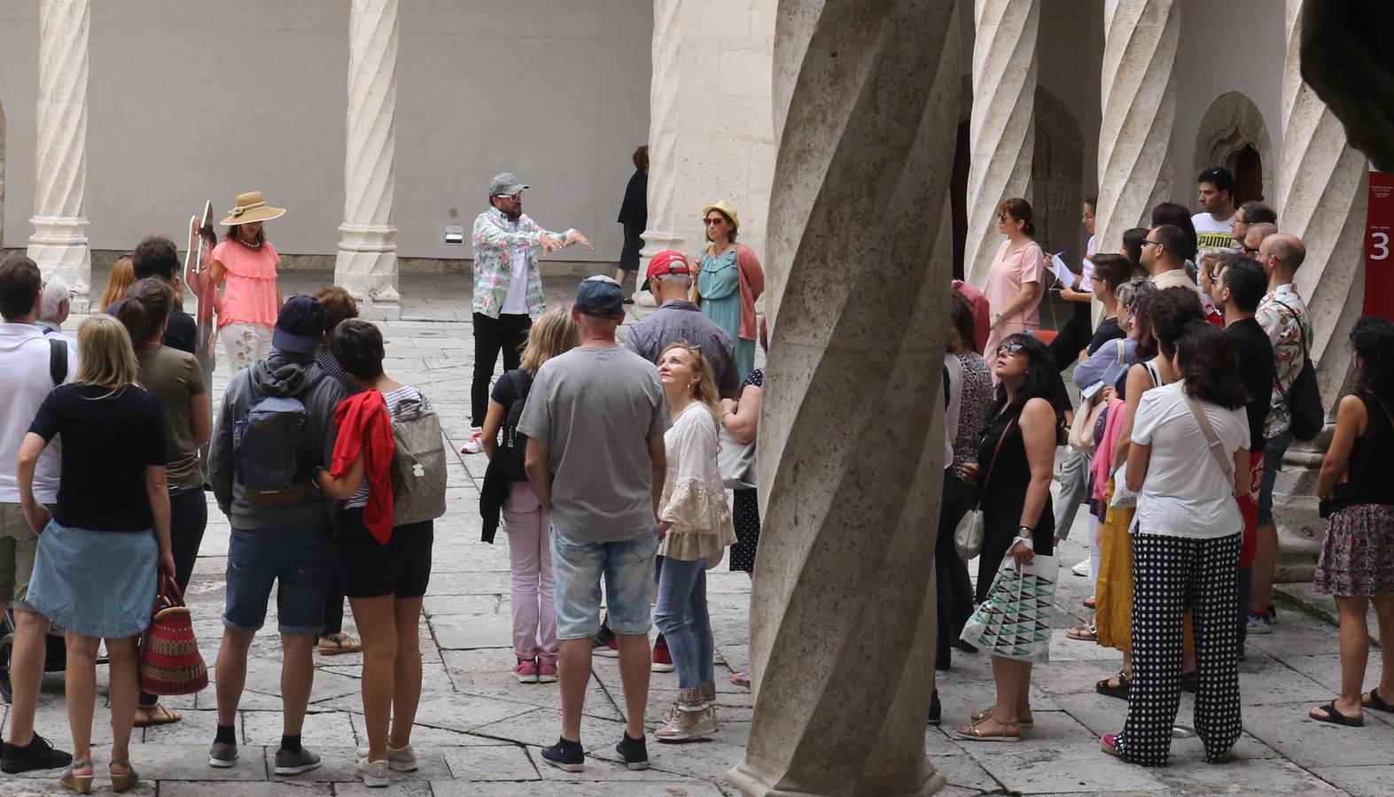 Una visita turística guiada organizada por el Ayuntamiento dentro de su iniciativa 'Paseos de Verano' para concocer la importancia que el séptimo arte tiene en la capital del Pisuerga