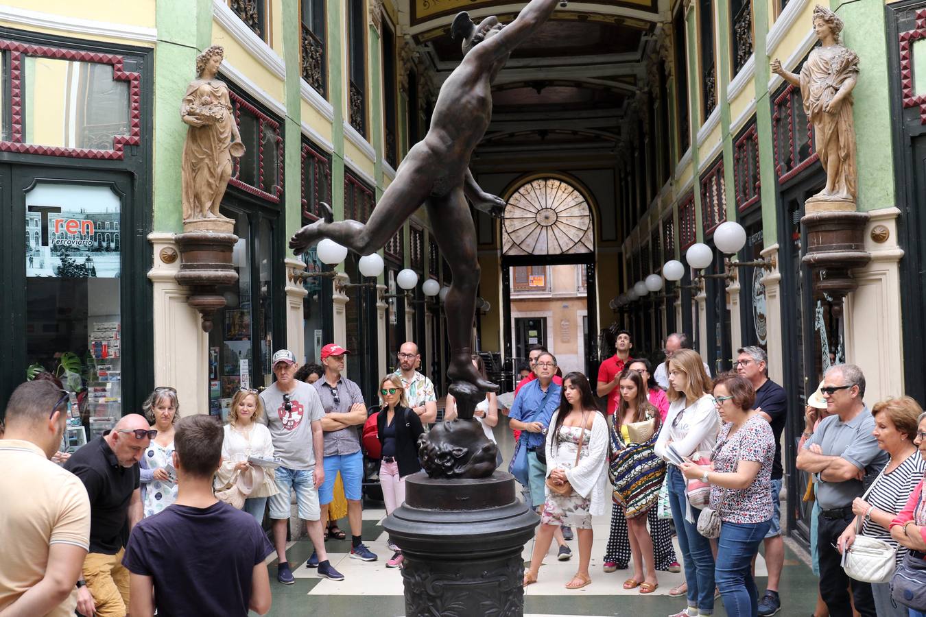 Una visita turística guiada organizada por el Ayuntamiento dentro de su iniciativa 'Paseos de Verano' para concocer la importancia que el séptimo arte tiene en la capital del Pisuerga