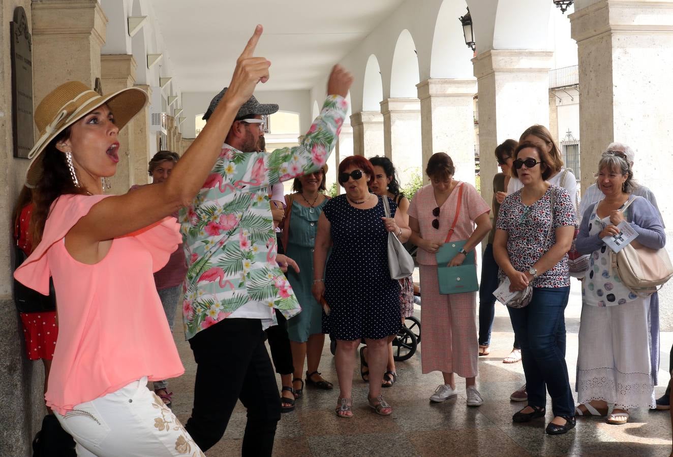 Una visita turística guiada organizada por el Ayuntamiento dentro de su iniciativa 'Paseos de Verano' para concocer la importancia que el séptimo arte tiene en la capital del Pisuerga