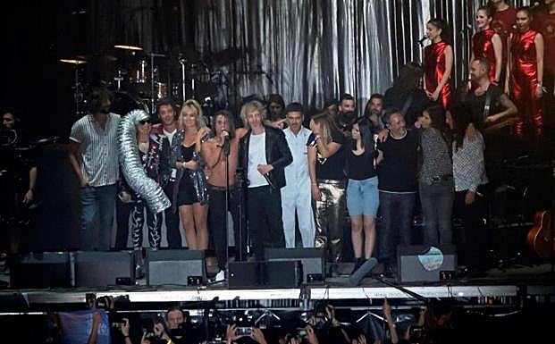 Nacho Cano (5-i) posa con los artistas que colaboraron en el concierto. 
