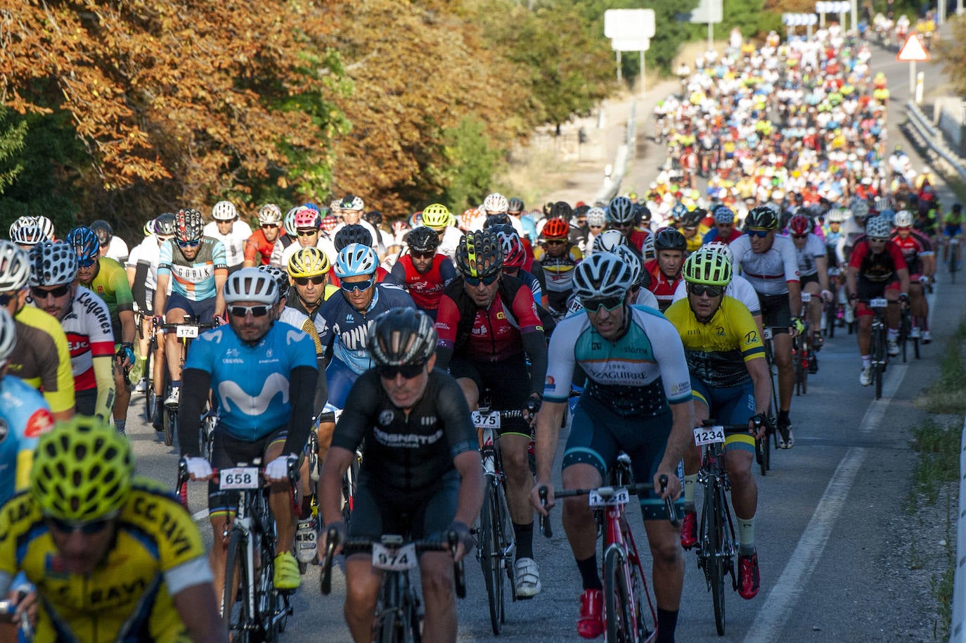 Galería. Los ciclistas, en un momento de la salida neutralizada. 
