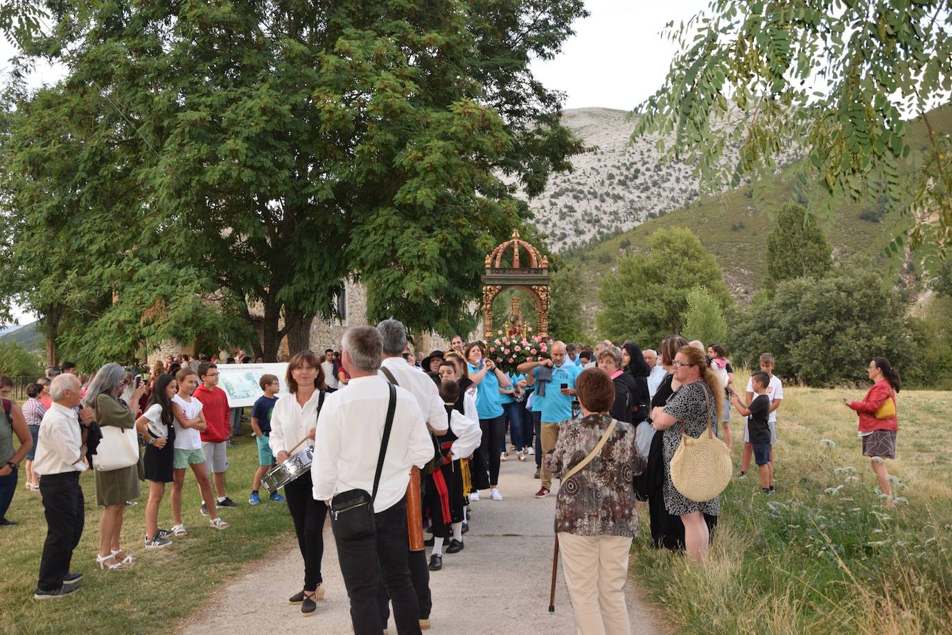 Los quintos portan la imagen. 