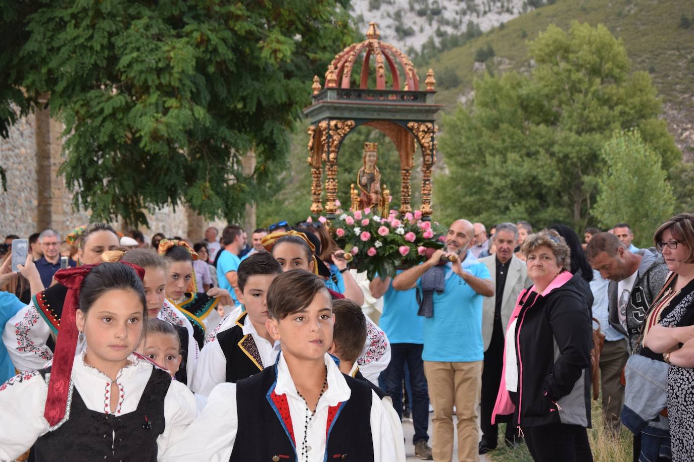 Los quintos portan la imagen. 