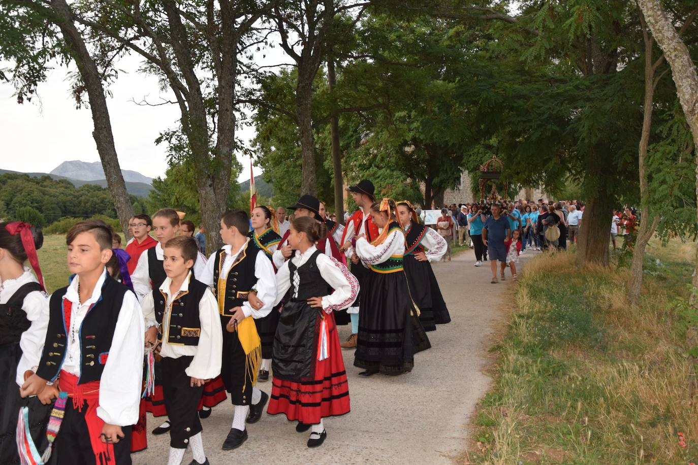 Los quintos portan la imagen. 