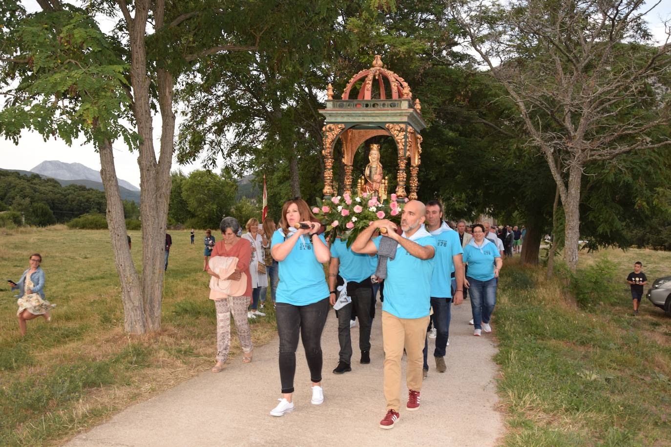 Los quintos portan la imagen. 