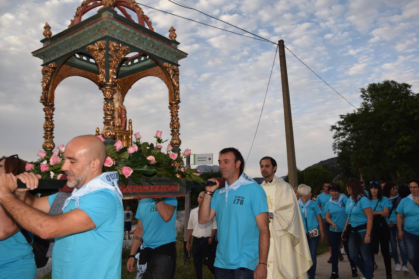 Los quintos portan la imagen. 