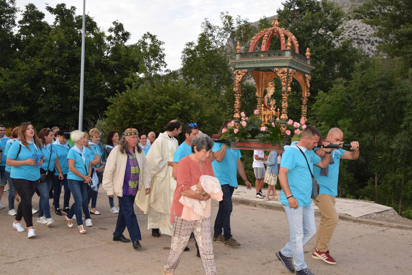 Los quintos portan la imagen. 