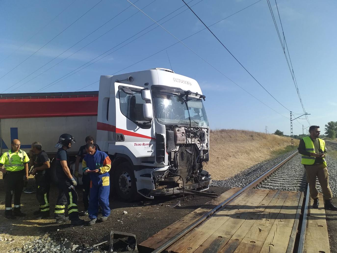 Un tren arrolla a un camión en un paso a nivel próximo a Palencia.