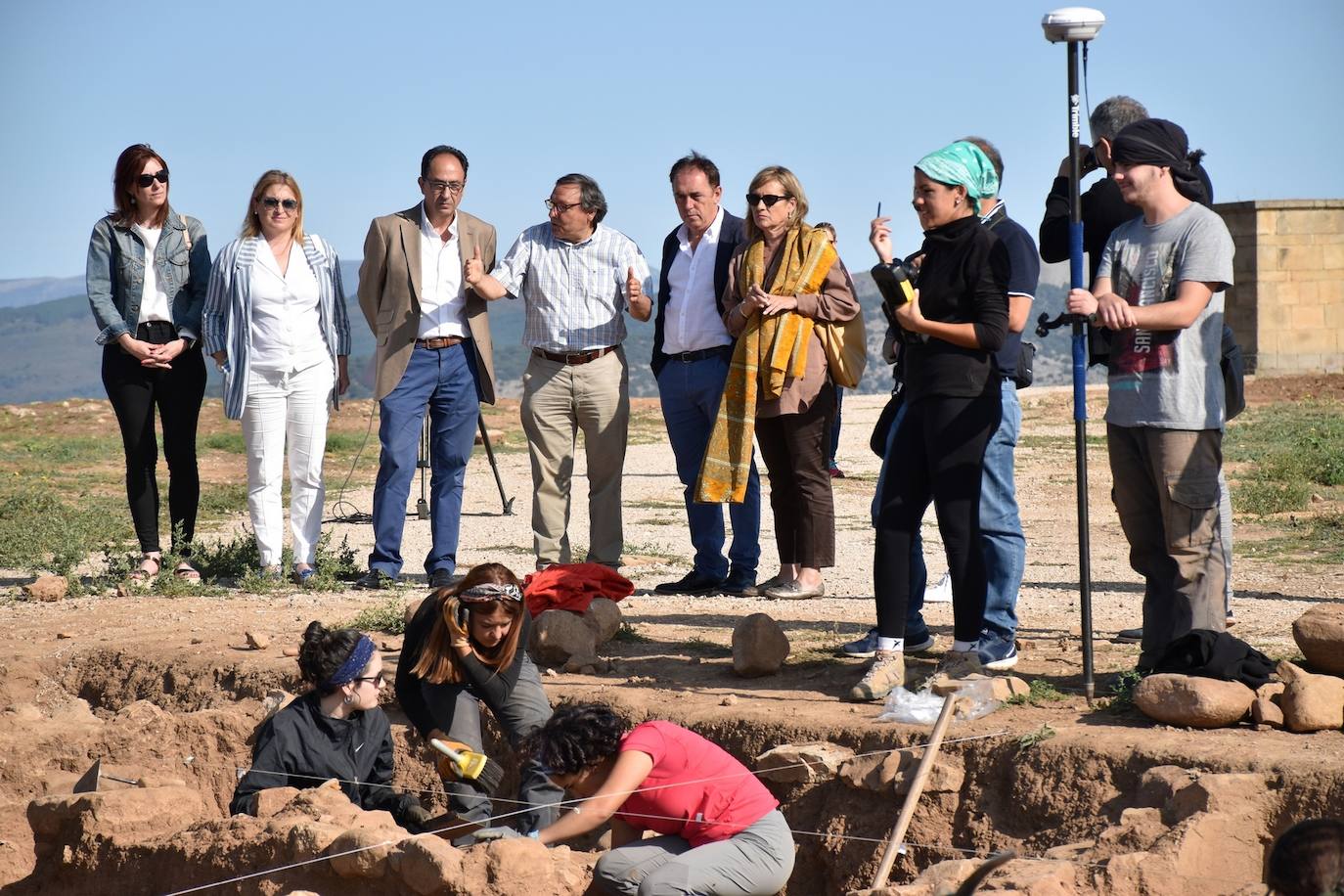 Casi una veintena de jóvenes voluntarios ayudan en las excavaciones de la manzana XXIV del yacimiento de Garray en Soria