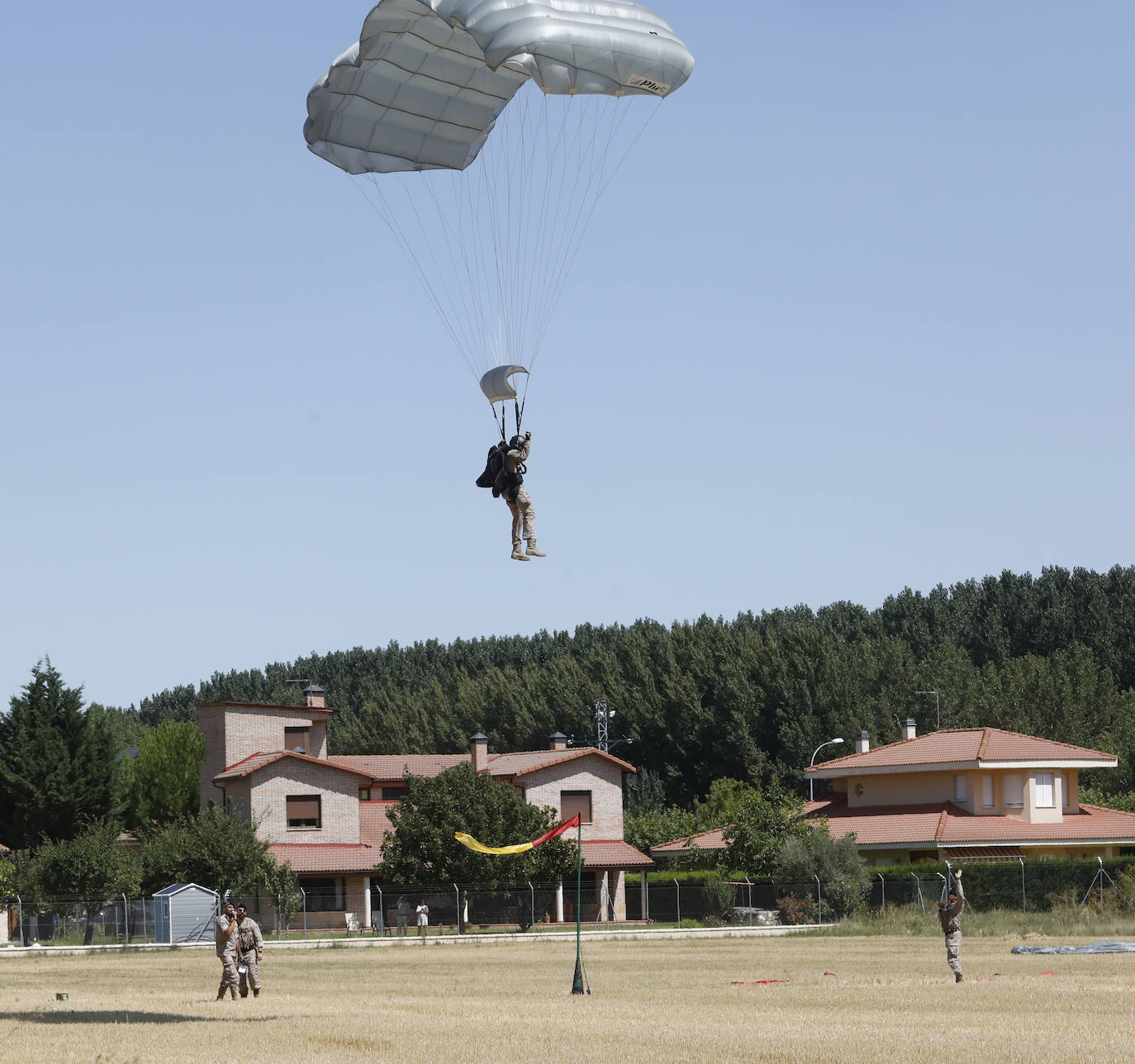 Fotos: Exhibición de paracaidistas del ejército en Villamuriel de Cerrato