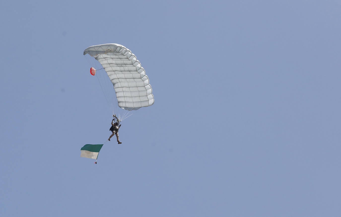 Fotos: Exhibición de paracaidistas del ejército en Villamuriel de Cerrato