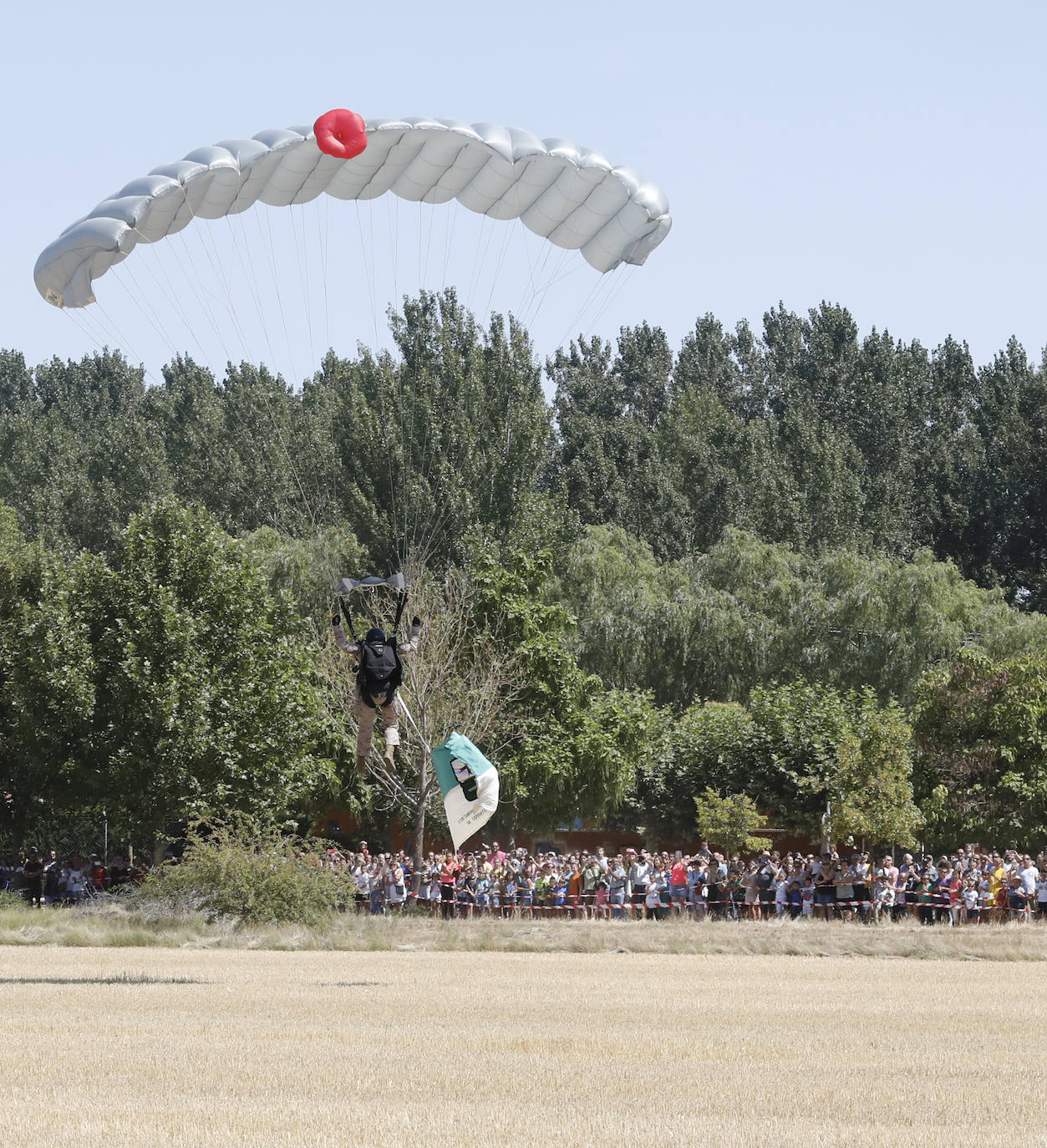 Fotos: Exhibición de paracaidistas del ejército en Villamuriel de Cerrato