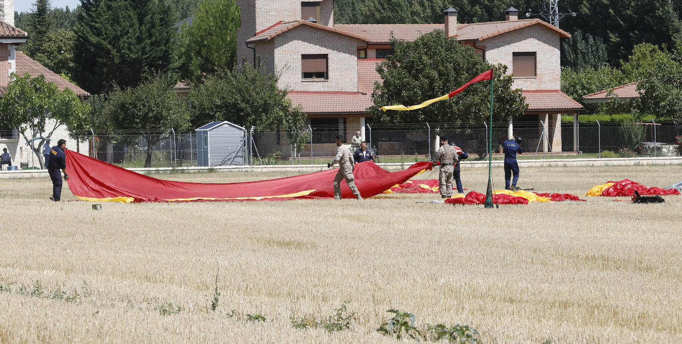 Fotos: Exhibición de paracaidistas del ejército en Villamuriel de Cerrato