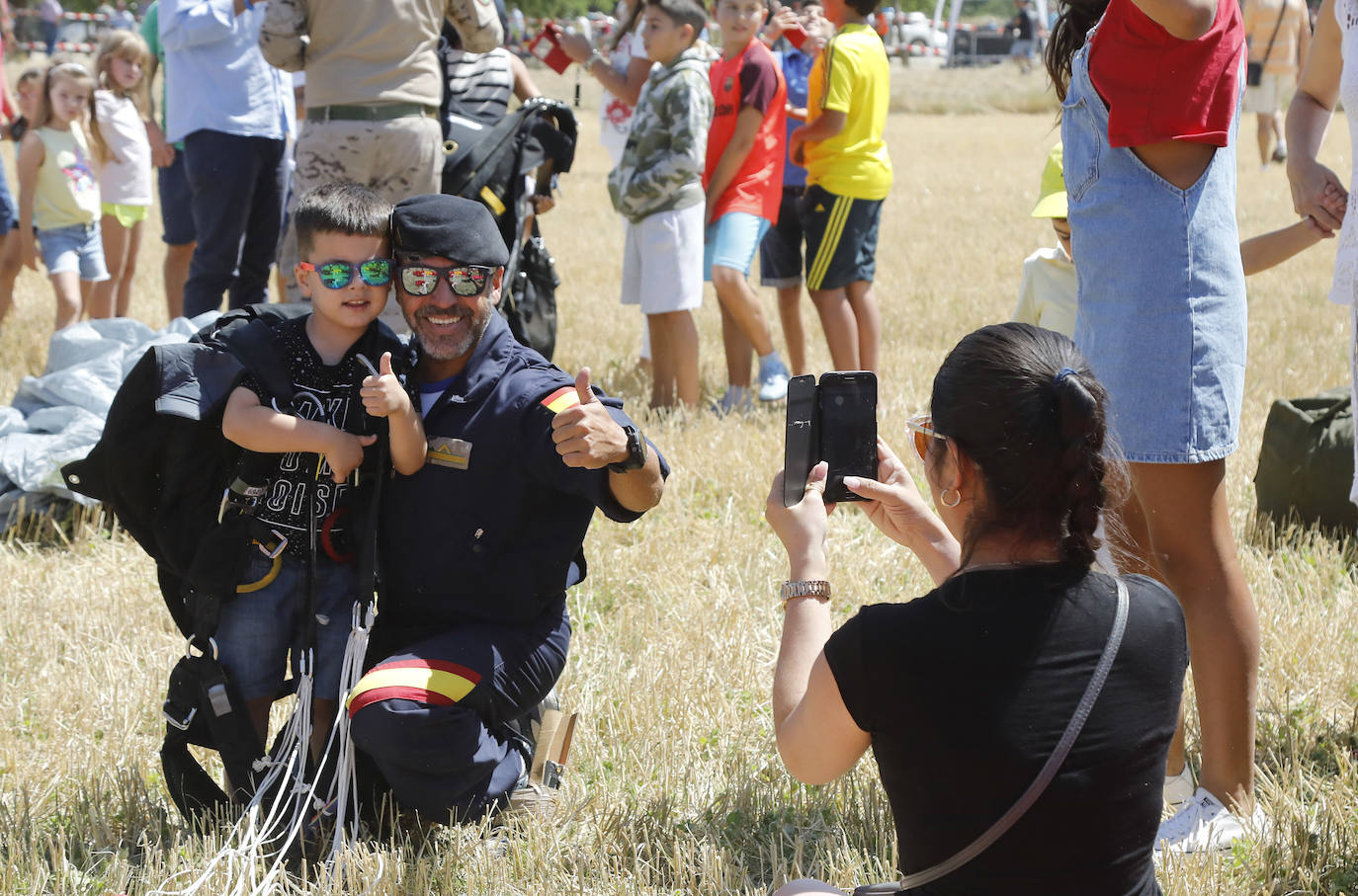 Fotos: Exhibición de paracaidistas del ejército en Villamuriel de Cerrato