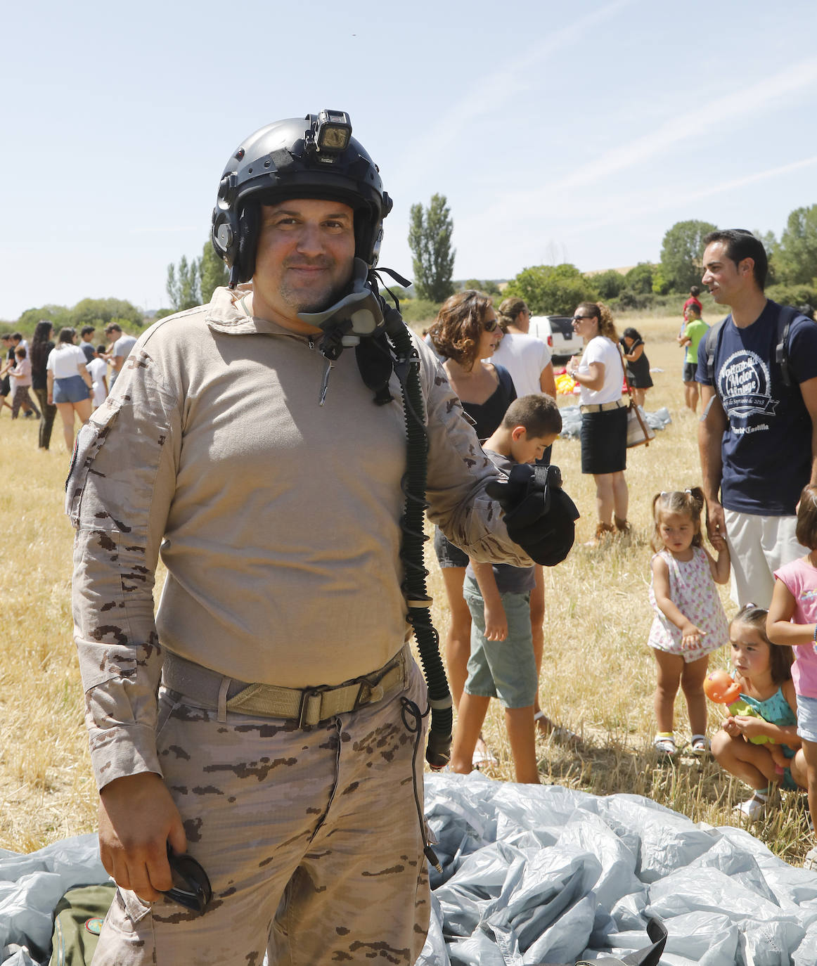 Fotos: Exhibición de paracaidistas del ejército en Villamuriel de Cerrato