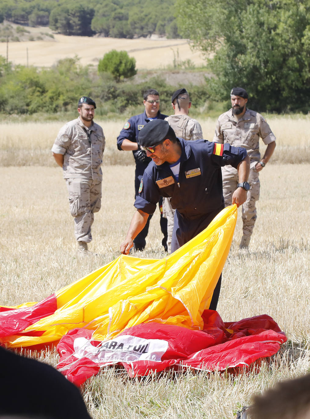 Fotos: Exhibición de paracaidistas del ejército en Villamuriel de Cerrato