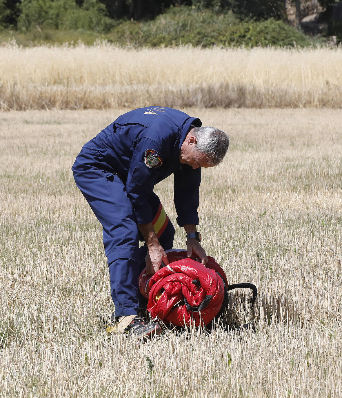 Fotos: Exhibición de paracaidistas del ejército en Villamuriel de Cerrato