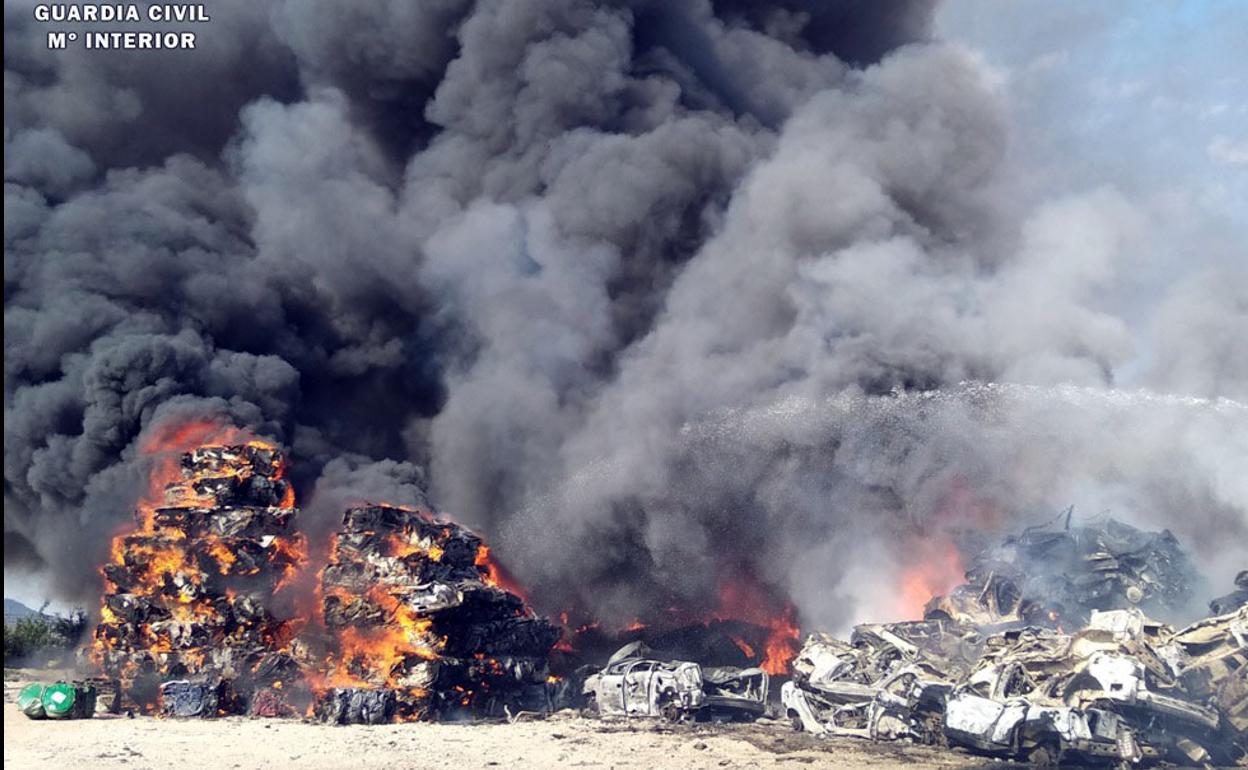 Incendio en el desguace ubicado en la carretera de de Renedo de Valladolid el pasado 17 de julio