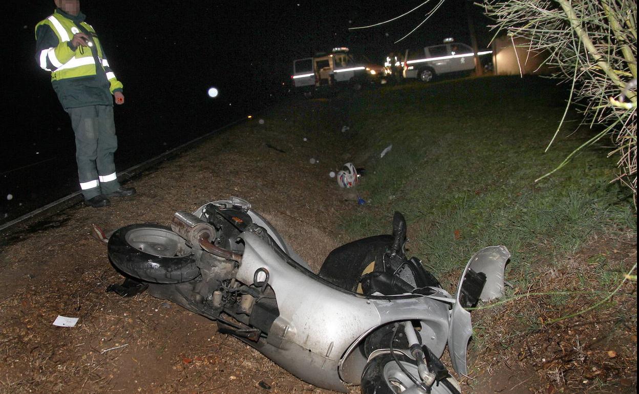 Un joven resulta herido en un accidente con su moto en Villamuriel. 