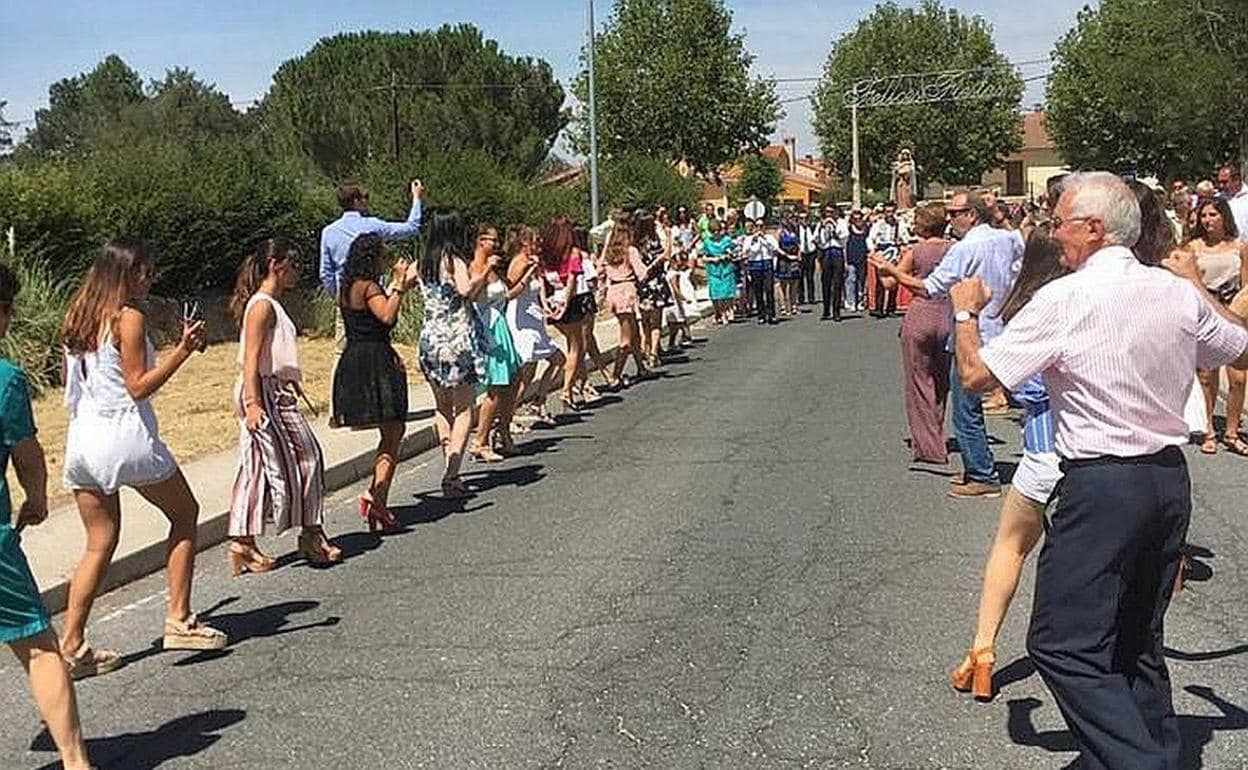 Los vecinos de Ortigosa del Monte bailan al paso de la procesión.