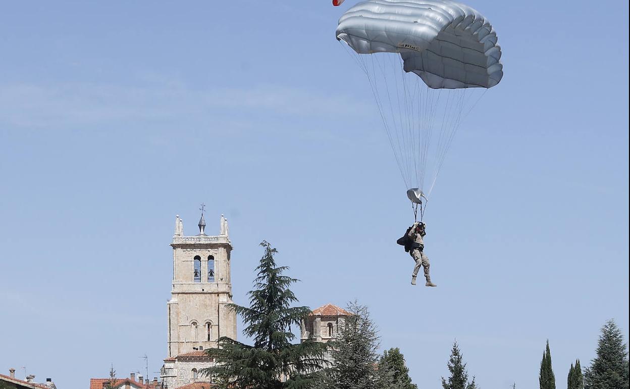 Un paracaídas, en el cielo de Villamuriel. 