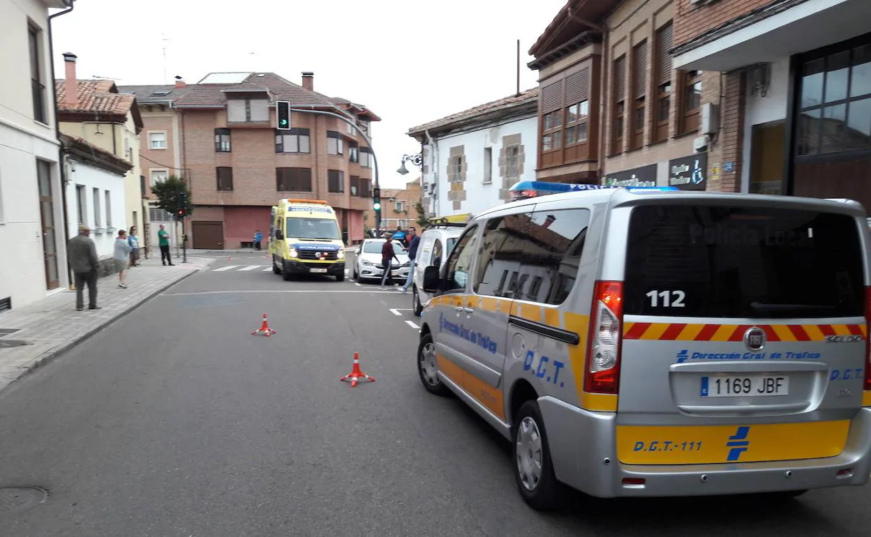 La Policía Local de Aguilar regula el tráfico mientras se evacuaba a la herida en ambulancia. 