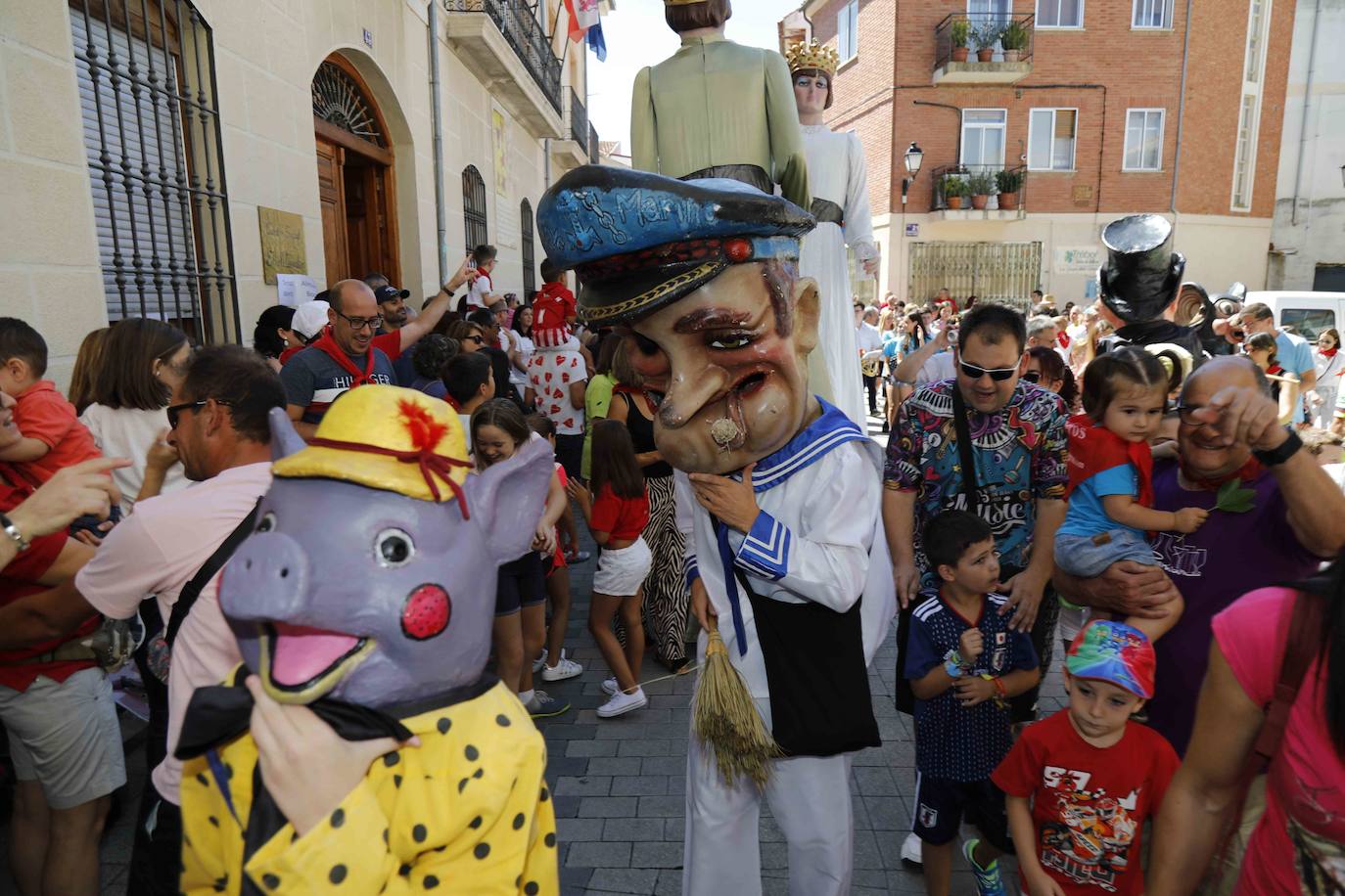 Fotos: Chupinazo y desfile de peñas de Peñafiel