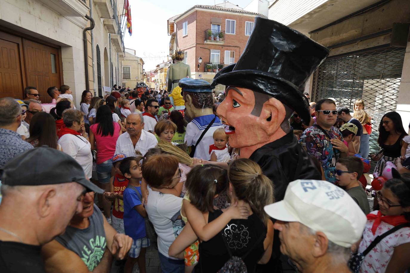 Fotos: Chupinazo y desfile de peñas de Peñafiel