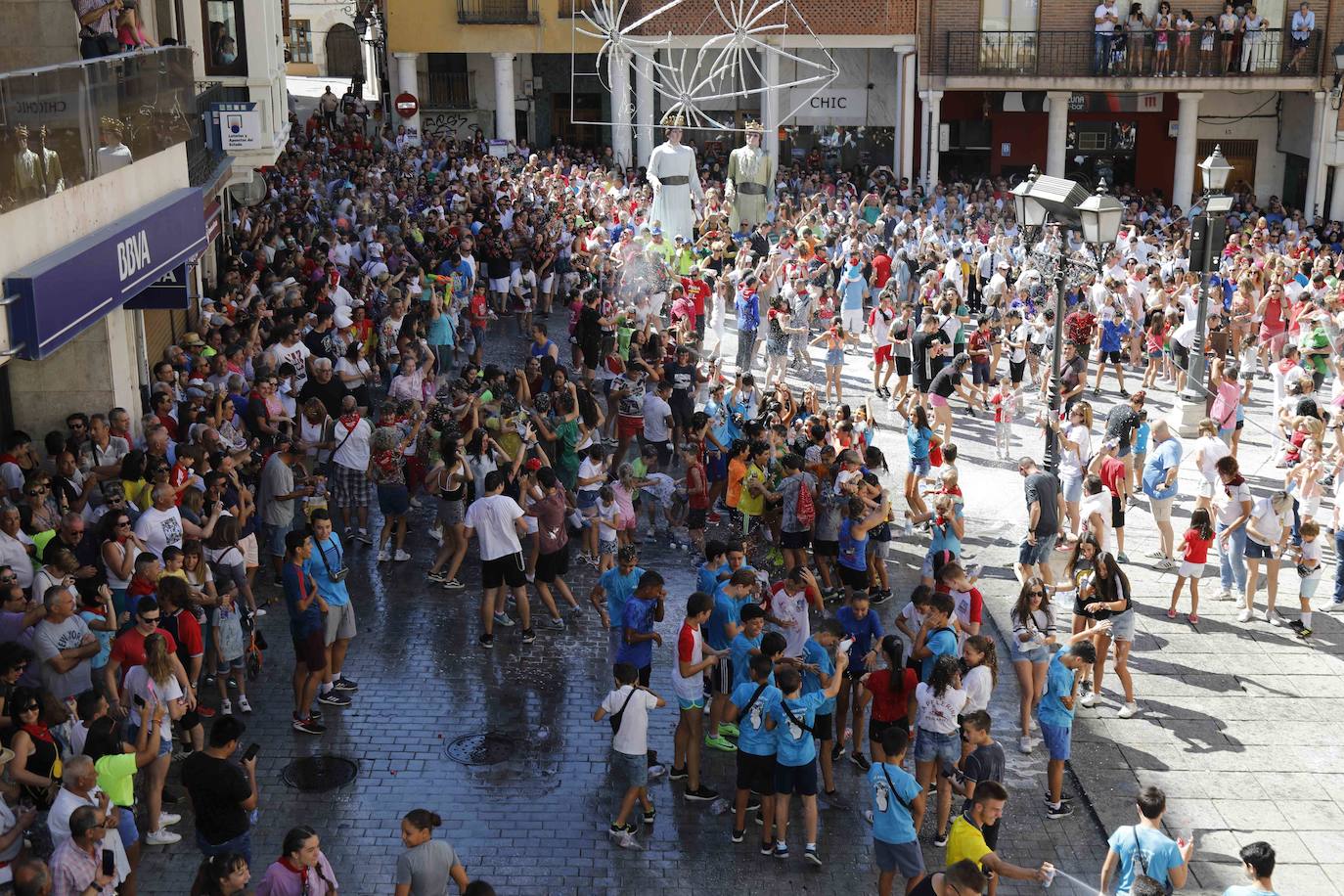 Fotos: Chupinazo y desfile de peñas de Peñafiel