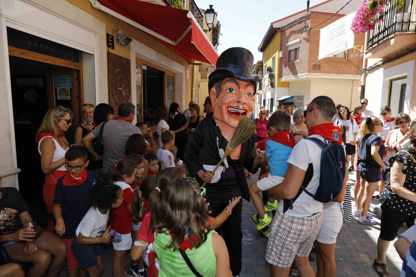 Fotos: Chupinazo y desfile de peñas de Peñafiel