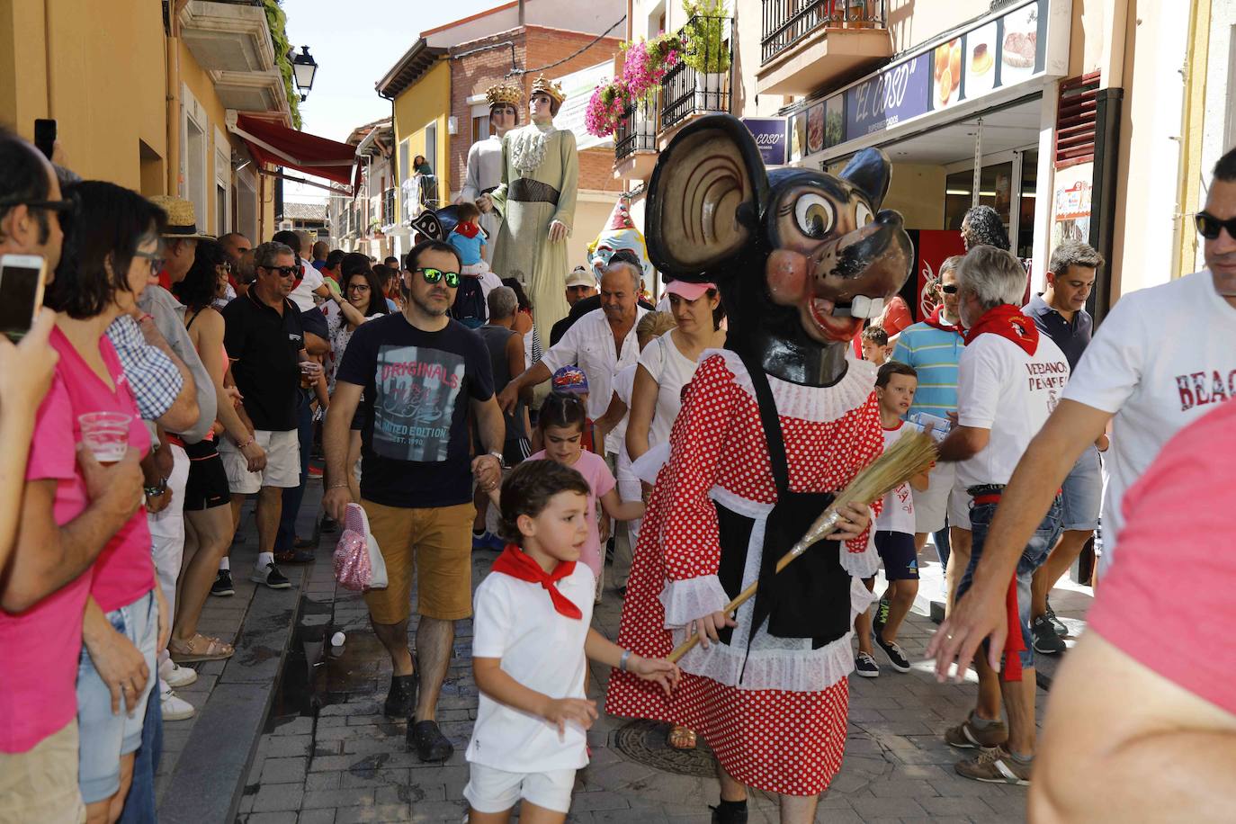 Fotos: Chupinazo y desfile de peñas de Peñafiel