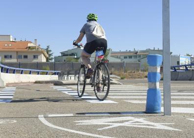 Imagen secundaria 1 - Sorprendidos varios ciclistas en Valladolid tachando señales para favorecer su circulación