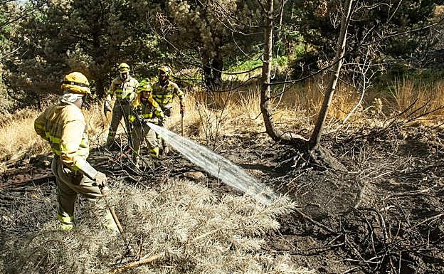 Labores de extinción de incendios en La Granja, Segovia. 