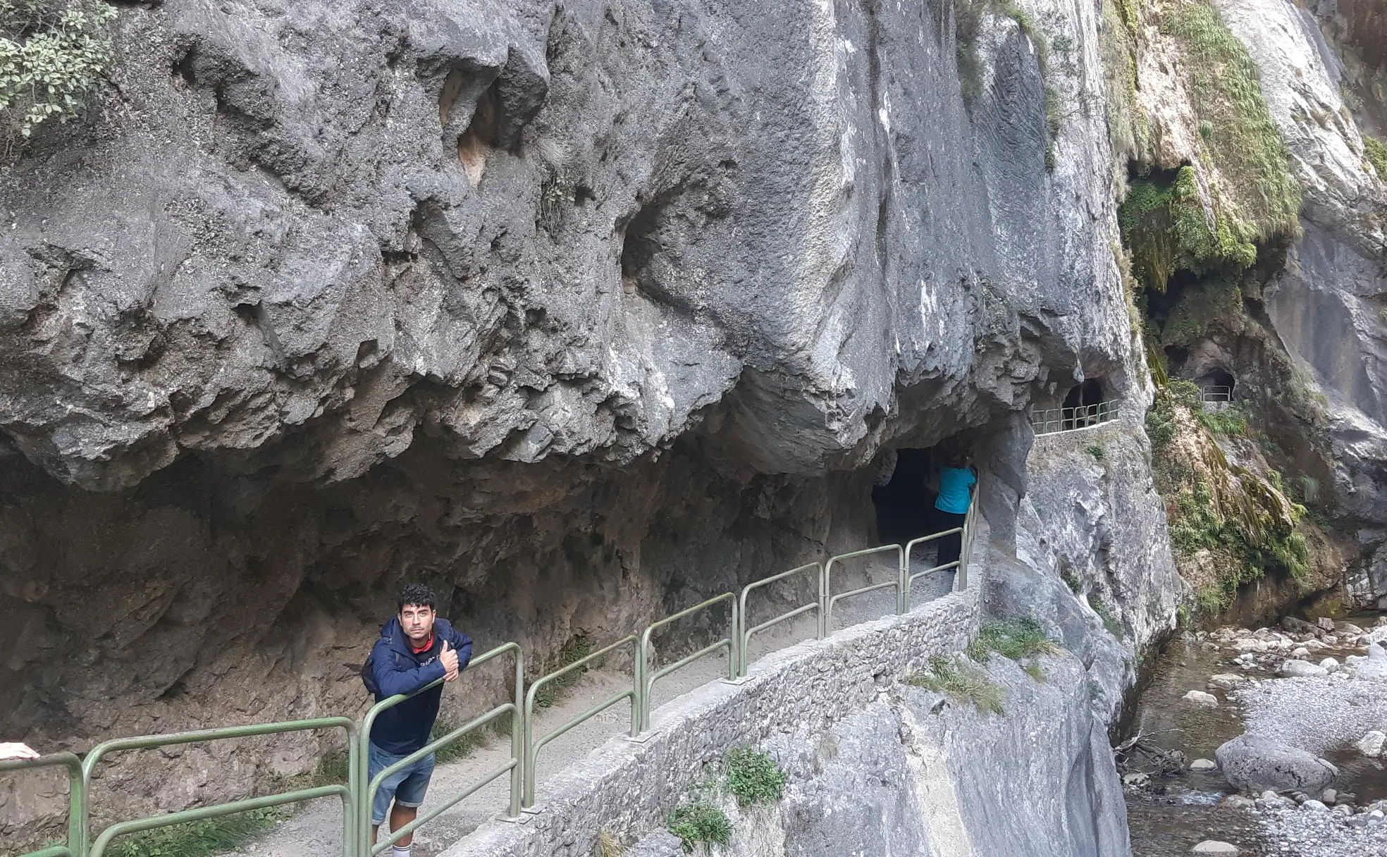 Un turista inicia la Ruta del Cares desde Caín con sus famosos túneles.