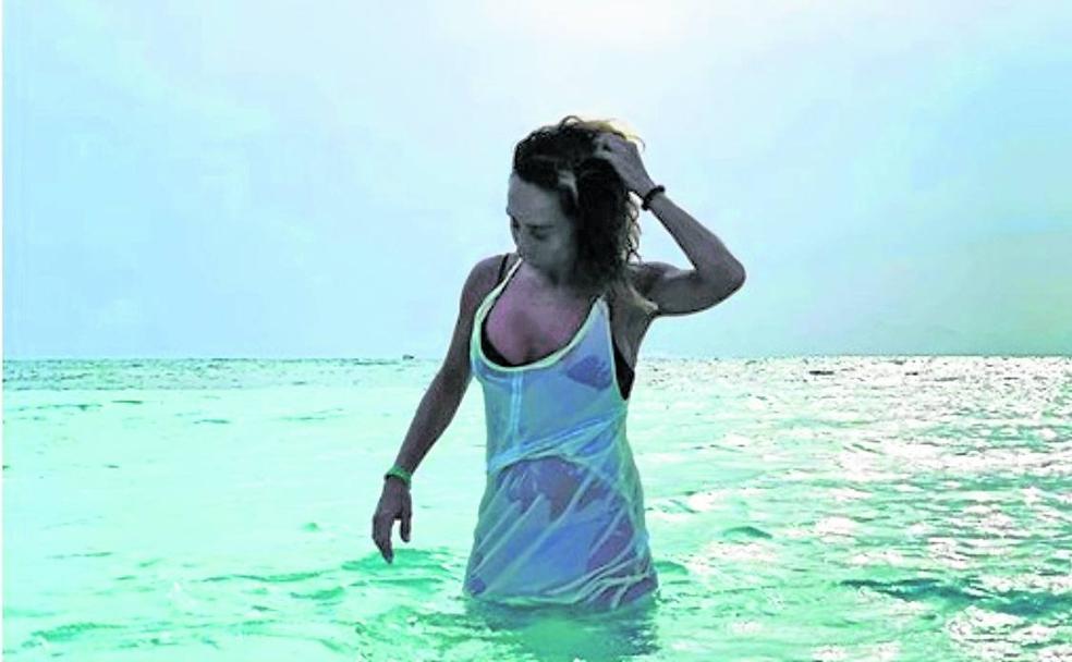 María Patiño, emergiendo del mar.