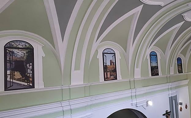 Imagen principal - Arriba, pinturas en el templo y, sobre estas líneas, exterior de la iglesia y aspecto de la cubierta durante las obras. 