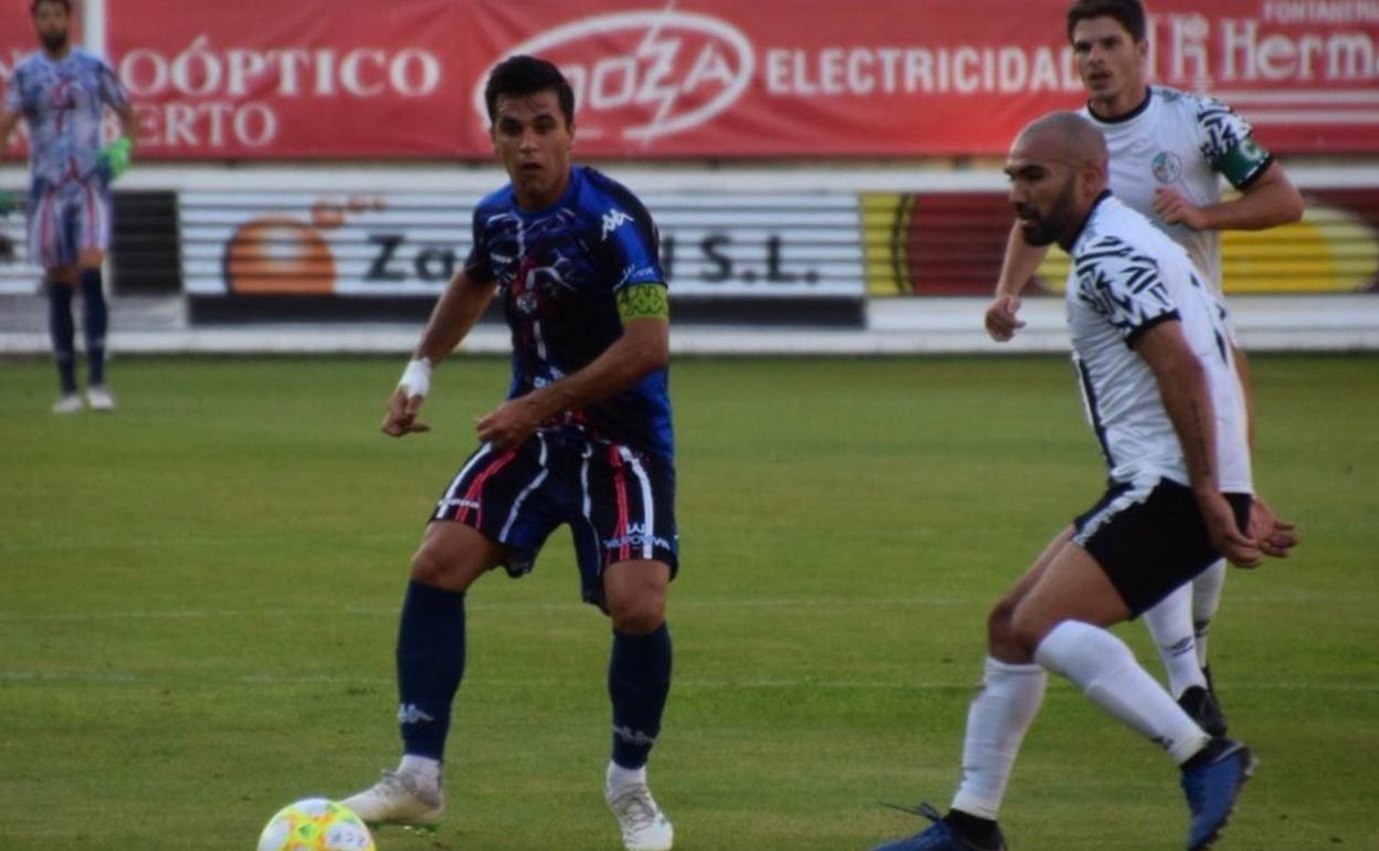 Amaro y Chiapas oberservan a un jugador del Zamora. 